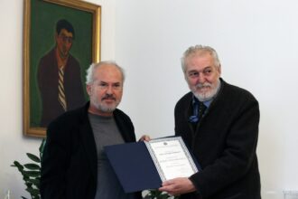 aureat Nagrade fra Lucijan Kordić književnik Josip Novaković iz Kanade prima nagradu iz ruku predsjednika Društva hrvatskih književnika Zlatka Krilića.