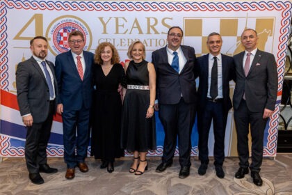 Domaćin i visoki uzvanici na svečanoj večeri u povodu 40. obljetnice Hrvatskih studija. Slijeva nadesno: Ivan Tepeš; Luka Budak, jedan od utemeljitelja Zaklade Hrvatskih studija; Betty Pavelich, veleposlanica RH u Australiji; Jasna Novak Milić, ravnateljica Centra Hrvatskih studija; Anthony Gurlica, predsjednik Zaklade Hrvatskih studija; Ivica Glasnović, generalni konzul RH u Sydneyu; Dario Magdić, zamjenik državnoga tajnika Središnjega državnog ureda za Hrvate izvan RH